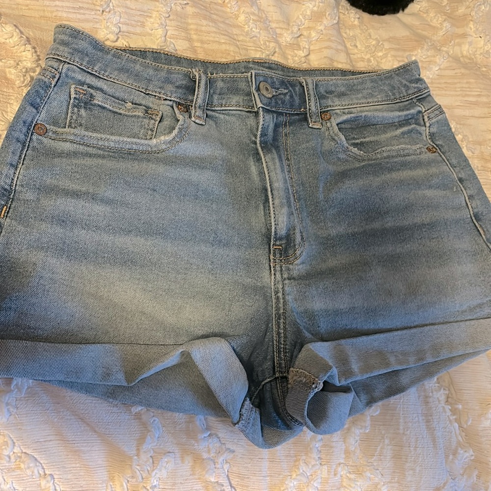Size 6 American Eagle, women’s jean shorts, light wash.